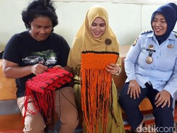 Perjuangan Kaum Ibu Mencari Nafkah dari Balik Penjara