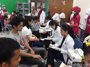 Siswa Labschool Disuntik Vaksin Difteri