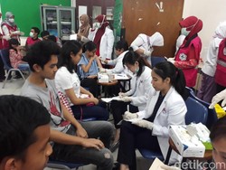 Siswa Labschool Disuntik Vaksin Difteri