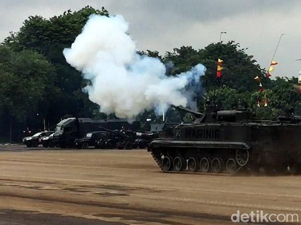 Tembakan Meriam dari Tank Marinir Sambut Marsekal Hadi