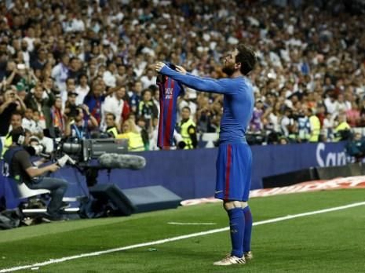 Lionel Messi merayakan gol ke gawang Real Madrid di periode injury time musim lalu (FP PHOTO / OSCAR DEL POZO)