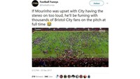 Selepas derby Manchester, Mourinho kabarnya marah-marah karena suara musik dari ruang ganti Manchester City terlalu berisik saat merayakan kemenangan. Kira-kira bagaimana responsnya melihat perayaan Bristol ini ya? (Foto: Screenshot Twitter)