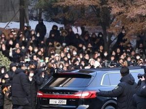 Ribuan Fans Berkumpul Menyaksikan Prosesi Pemakaman Jonghyun SHINee