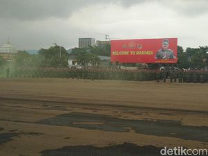 Aksi Terjun Payung Ditampilkan saat Panglima Datangi Markas Marinir
