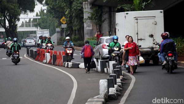 Lokasi Favorit Pemotor Lawan Arus di Depan Apartemen Kalibata