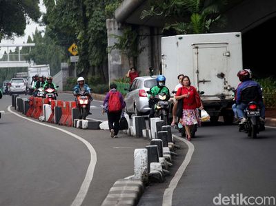 Lokasi Favorit Pemotor Lawan Arus di Depan Apartemen Kalibata