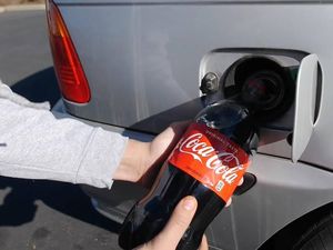 Ini Jadinya Kalau BMW Seri 3 Tangki Bensinnya Diisi Coca Cola Ini Jadinya Kalau BMW Seri 3 Tangki Bensinnya Diisi Coca Cola