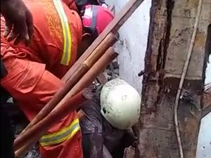 Dramatis! Evakuasi Korban Terjepit Tembok Roboh SMPN 32 Jakarta