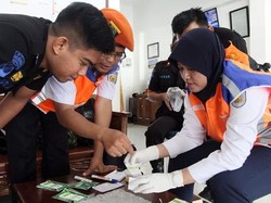 Kru Kereta Api Untuk Angkutan Nataru di Madiun Dites Urine