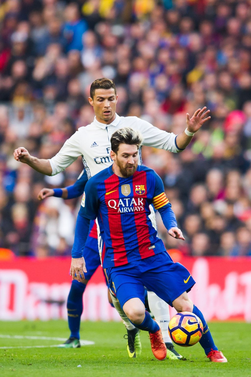 BARCELONA, SPAIN - DECEMBER 03:  Lionel Messi of FC Barcelona conducts the ball next to Cristiano Ronaldo of Real Madrid CF during the La Liga match between FC Barcelona and Real Madrid CF at Camp Nou stadium on December 3, 2016 in Barcelona, Spain.  (Photo by Alex Caparros/Getty Images)