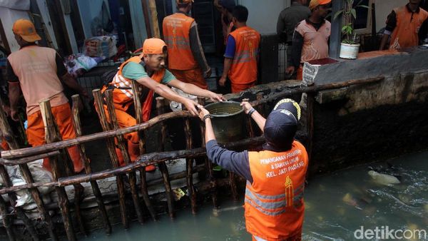 Melihat Perbaikan Tanggul Jati Padang yang Jebol