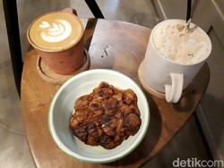 Harapan Djaya: Menyeruput Es Kopi Krim Sambil Ngemil Pisang Goreng Madu