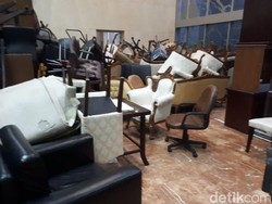 Melihat Tumpukan Barang-barang Tak Terpakai di Sudut Gedung Parlemen