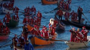 Foto: Ketika Santa Claus Balapan Perahu di Venesia