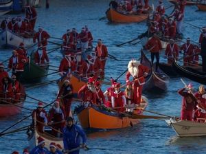 Foto: Ketika Santa Claus Balapan Perahu di Venesia