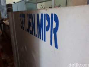 Foto: Tumpukan Barang-barang Tak Terpakai di Gedung Parlemen