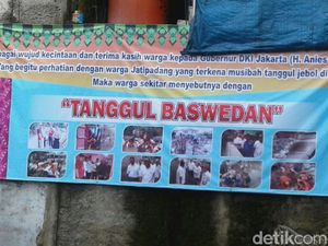 Warga Jati Padang Potong Tumpeng, Syukuran Tanggul Baswedan Warga Jati Padang Potong Tumpeng, Syukuran Tanggul Baswedan