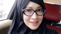 Foto: Gaya Hijab Belah Samping ala Okie Agustina, Mantan Istri Pasha Ungu