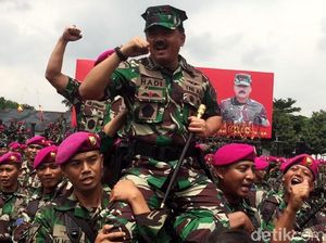 Foto: Panglima TNI Diarak Prajurit Marinir