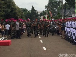 Anak-anak Ikut Sambut Panglima TNI saat Kunjungi Markas Marinir