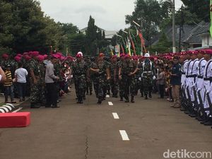 Anak-anak Ikut Sambut Panglima TNI saat Kunjungi Markas Marinir Anak-anak Ikut Sambut Panglima TNI saat Kunjungi Markas Marinir