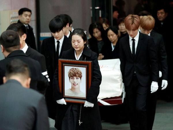 Pemakaman Jonghyun SHINee, Mesranya Foto Pertunangan Pangeran Harry Hingga Chelsea Islan