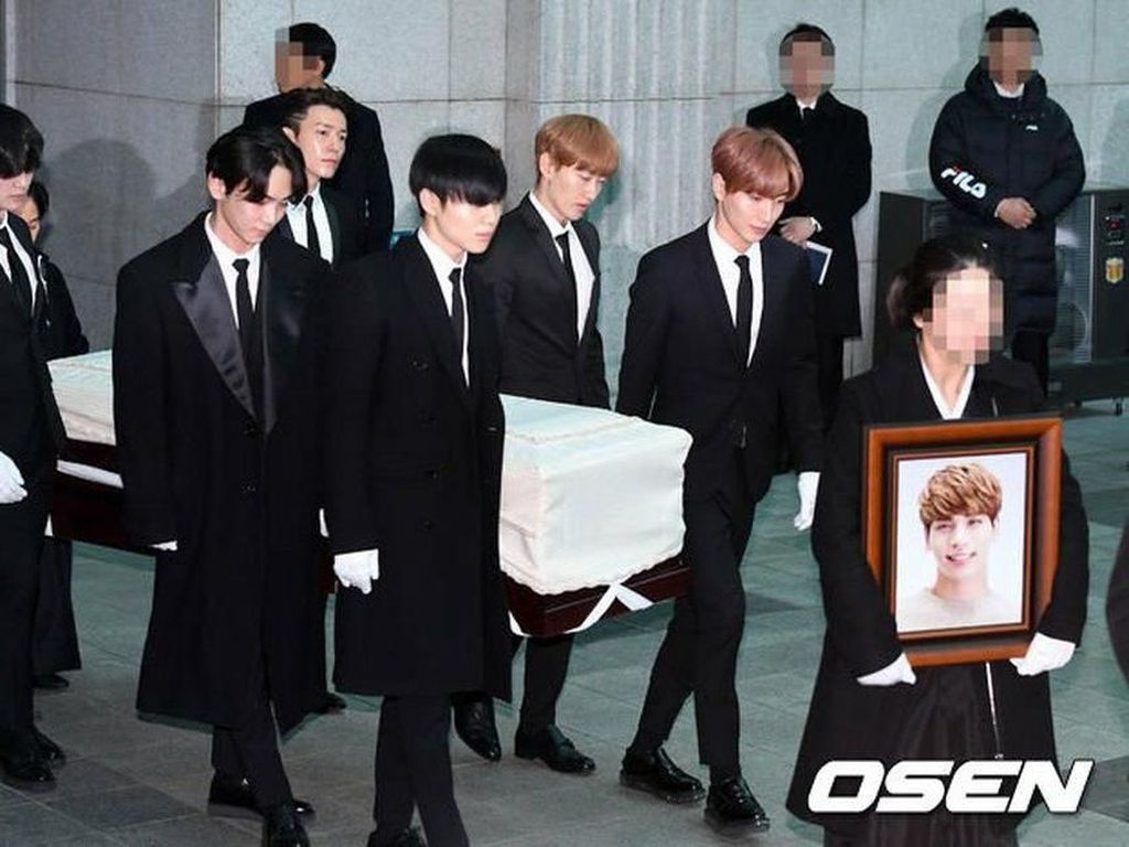 Keluarga dan Artis SM Hantar Kepergian Jonghyun SHINee dengan Air Mata