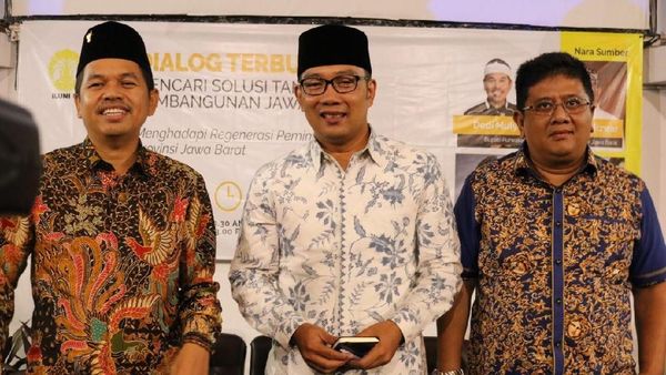 Foto: Kebersamaan Singkat Dedi Mulyadi-Ridwan Kamil di Panggung UI