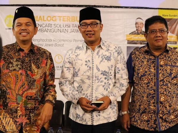 Foto: Kebersamaan Singkat Dedi Mulyadi-Ridwan Kamil di Panggung UI