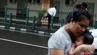 Sulitnya Akses, Calon Penumpang Lompati Pagar Pedestrian