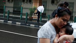 Sulitnya Akses, Calon Penumpang Lompati Pagar Pedestrian