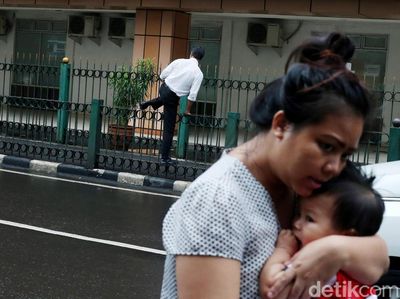 Sulitnya Akses, Calon Penumpang Lompati Pagar Pedestrian