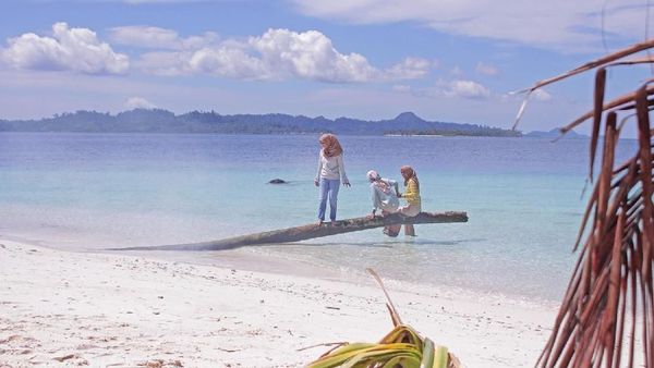 Foto: Libur Akhir Tahun, Asyiknya Main Air ke Kepulauan Banyak
