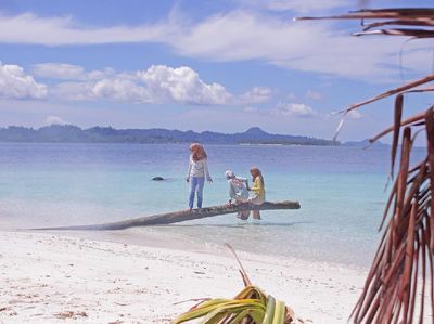 Foto: Libur Akhir Tahun, Asyiknya Main Air ke Kepulauan Banyak