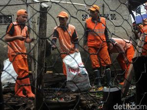 Sempat Retak, Tanggul di Jatipadang Kembali Dibenahi Sempat Retak, Tanggul di Jatipadang Kembali Dibenahi
