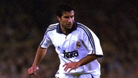 Luis Figo membuat kepindahan sensasional dari Barcelona ke Real Madrid pada tahun 2000/2001. Bintang asal Portugal itu langsung membawa Los Blancos juara LaLiga, yang membuat pendukung Blaugrana makin kesal. Capaiannya di Madrid bahkan lebih baik ketimbang di Barcelona,  dengan memenangkan dua gelar LaLiga, Liga Champions, dan menyabet Ballon dOr. (Foto: Allsport/ALLSPORT)