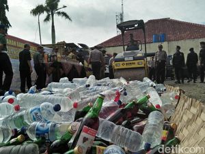 Ribuan Botol Miras Hasil Operasi Seminggu di Blora Dimusnahkan Ribuan Botol Miras Hasil Operasi Seminggu di Blora Dimusnahkan