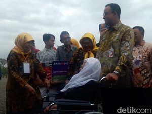 Di Peluncuran KLJ, Anies Pasangkan Kaki Palsu hingga Bantu Lansia