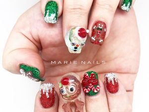 Tampil Unik Saat Natal dengan Cat Kuku Berbentuk Bola Salju