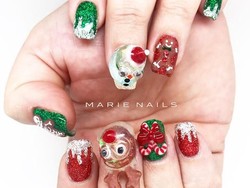 Tampil Unik Saat Natal dengan Cat Kuku Berbentuk Bola Salju