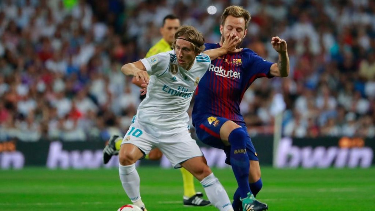 Luka Modric dan Ivan Rakitic dalam El Clasico (Foto: Gonzalo Arroyo Moreno/Getty Images)