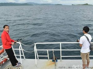 Telepon Menhub, Jokowi Cek Proyek Landasan Pacu Bandara Raja Ampat