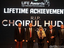 PSSI Anugerahkan Lifetime Achievement kepada Alm Choirul Huda