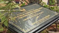 Foto: Ini Prasasti Bertanda Tangan Ahok yang Ditatap Sandiaga