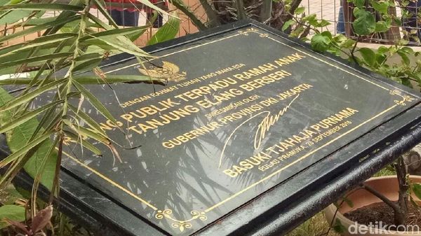Foto: Ini Prasasti Bertanda Tangan Ahok yang Ditatap Sandiaga