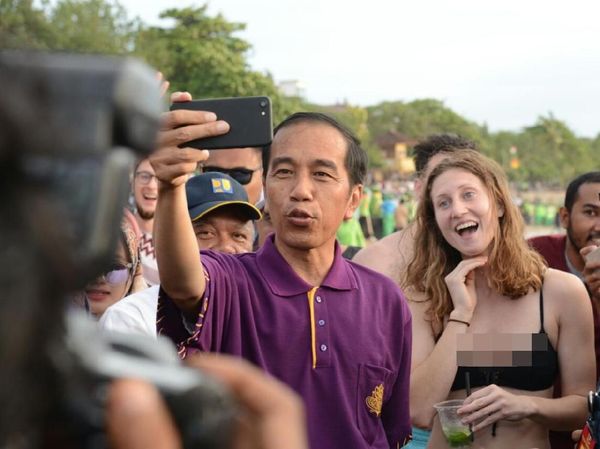 Foto: Buktikan Bali Aman, Jokowi Selfie Bareng Bule