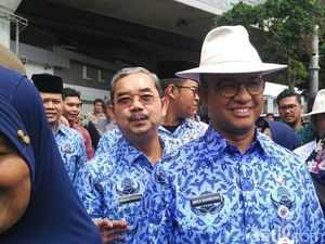 Gaya Anies Pakai Topi Koboi dari Lulung di Tanah Abang