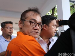 Wajah Sinis Tio Pakusadewo Ketika Polisi Gelar Perkara Narkobanya