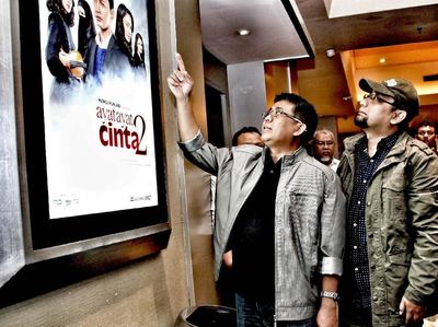Presiden PKS Nobar Ayat-Ayat Cinta 2 dengan Penulis dan Kader