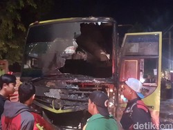 Bus Terbakar di Depan Terminal Pakupatan Serang, Lalin Macet 1 Km